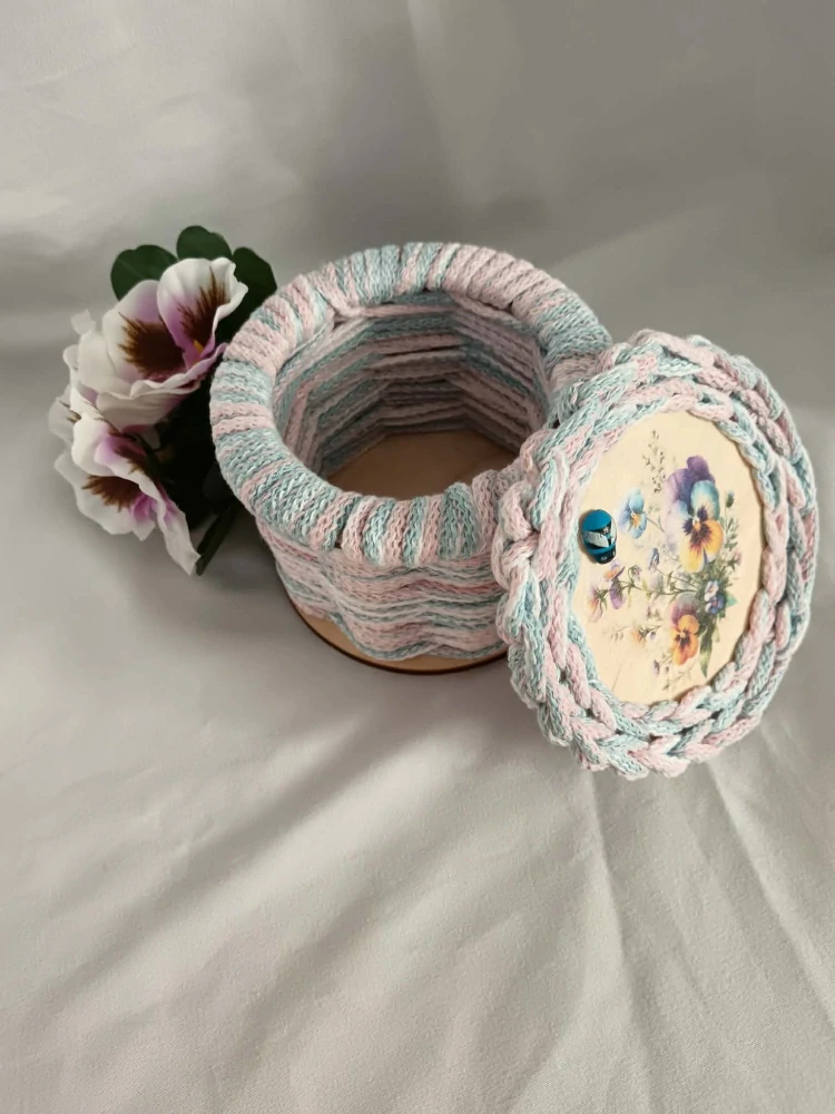 Pletený košík s víkem 10x10cm