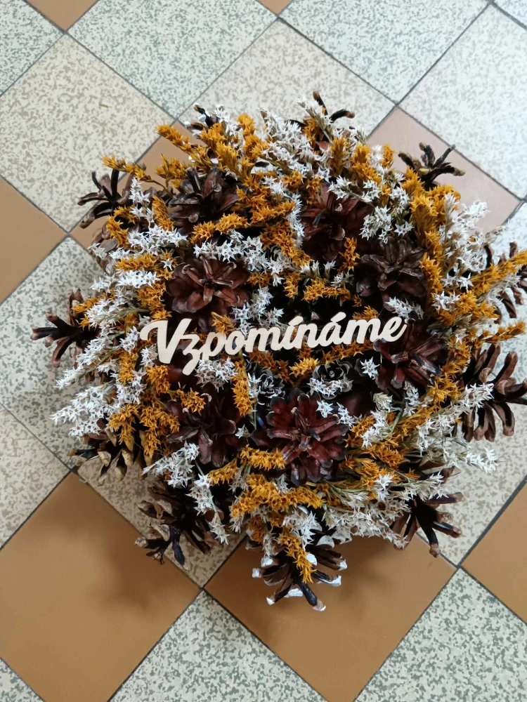 Šiškový věnec se staticí s nadpisem vzpomínáme