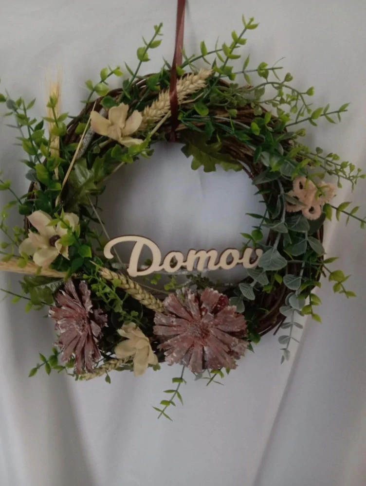 Proutěný věneček s nadpisem Domov