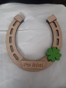 Dřevěná podkovička pro štěstí 