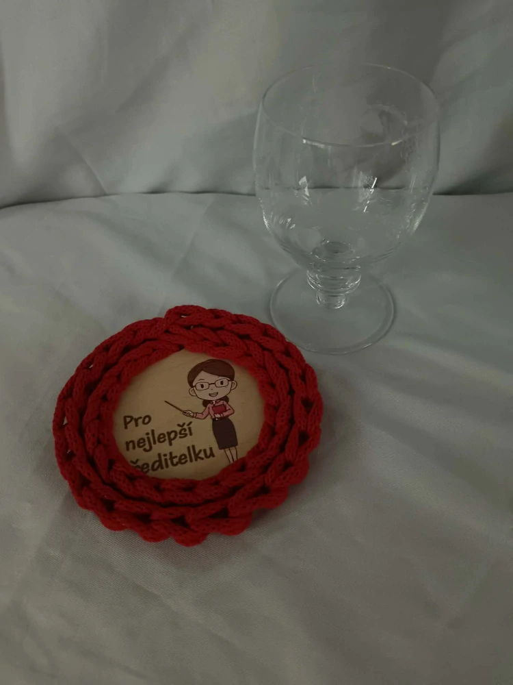 Háčkovaný podtácek pro ředitelku