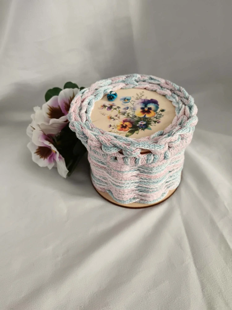 Pletený košík s víkem 10x10cm
